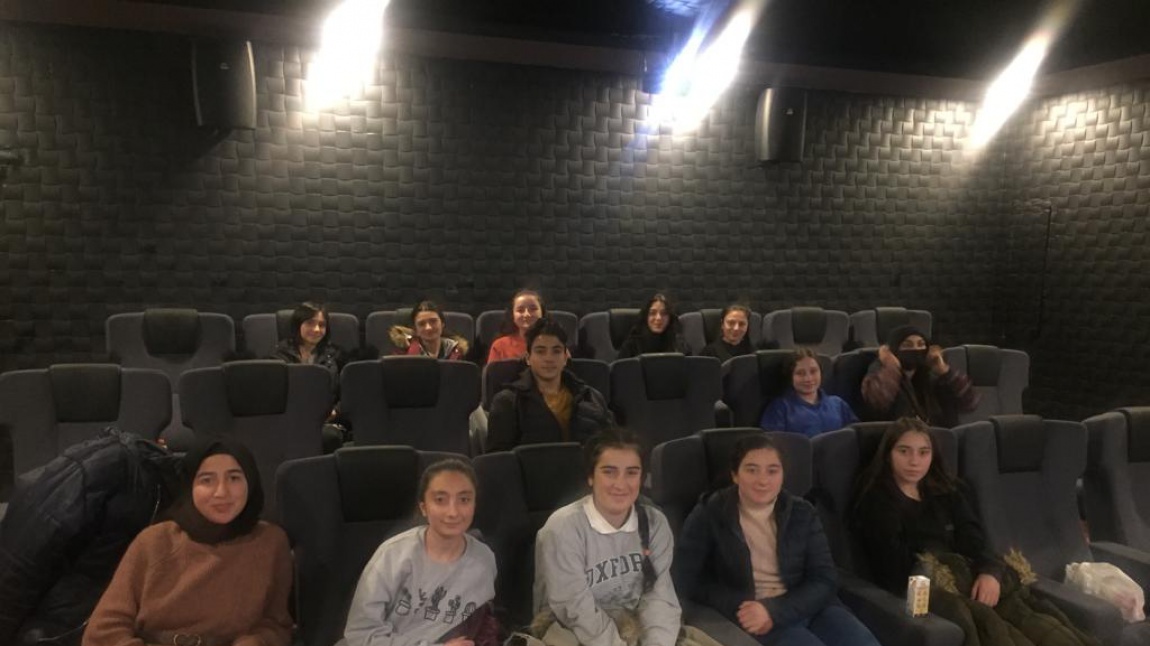 Okulumuz 10/A Sınıfı Öğrencileri ile İlçemizde Bulunan  Sinema Salonuna Gidilerek ''SEVGİNİN GÜCÜ'' Filmi Seyredildi.