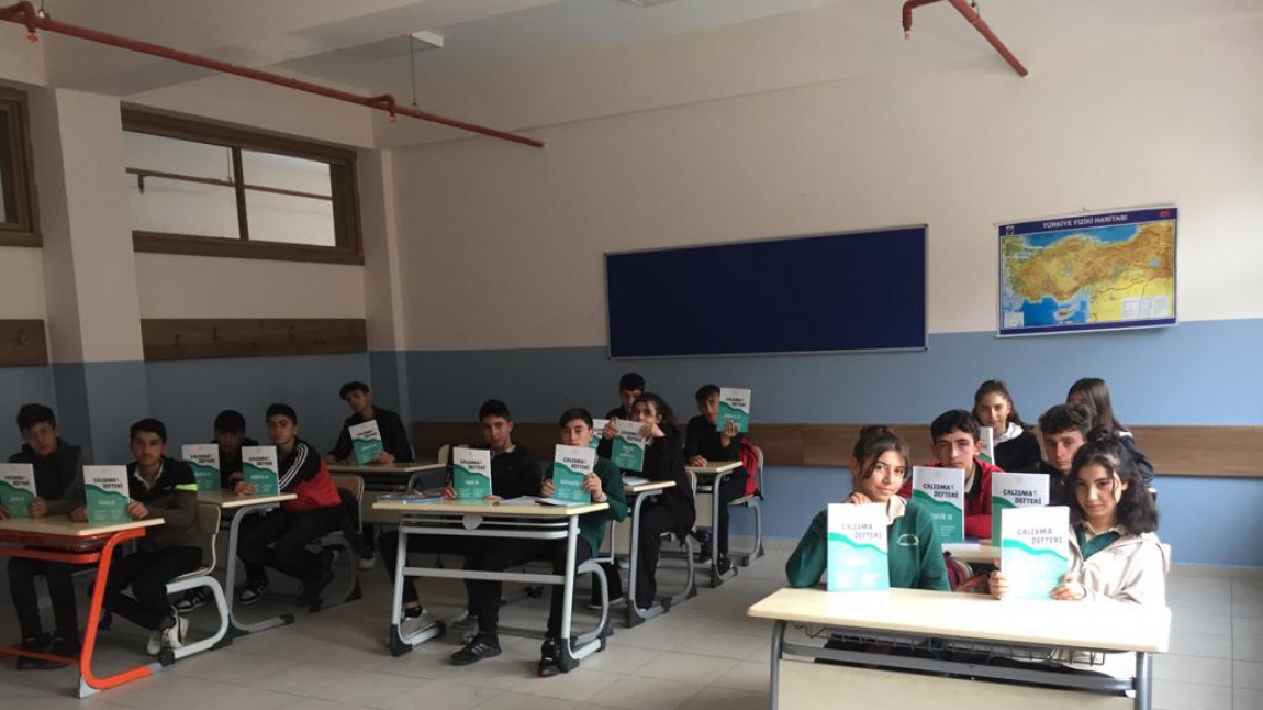 Milli Eğitim Bakanlığı'nın okullara gönderdiği 9. ve 10. sınıflar çalışma defterleri öğrencilerimize dağıtıldı.